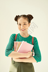 一位年轻美少女的肖像 她拿着练习本学习教育学生女士青年大学学校微笑青少年图片