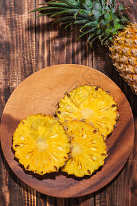 木制背景的新鲜切片菠萝健康饮食热带营养食物黄色凤梨水果甜点图片