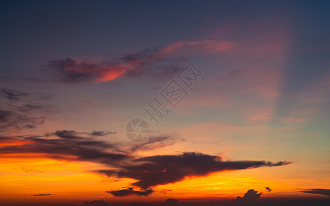 剧烈的红色和橙色天空和云彩纹理背景 日落天空上的深色和橙色云彩 黄昏的天空 日落抽象背景 黄昏和黎明 自由概念 天上的天空 宁静图片