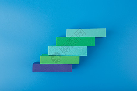 业务发展理念 梯子由彩色矩形制成 蓝色背景上有文本空间生长人士动机工作积木员工项目创造力公司战略图片