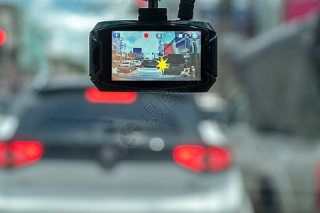 汽车录像机记录了在街上发生的事故运输窗户速度木板视频展示保险街道凸轮交通图片