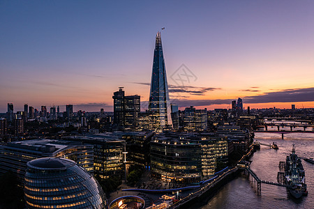 在多云的日落傍晚 蓝天 从空中俯瞰美丽的伦敦市被小建筑包围的金融塔图片