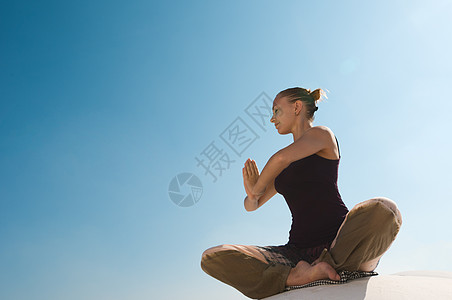 妇女练习面纱红发白色活动身体瑜伽训练数字演员运动红色图片