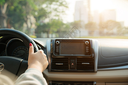 亚洲女性在驾驶挡风玻璃和道路时双手握住汽车的方向盘 黑人妇女双手自信地握着方向盘 手放在方向盘上  开车的女人  亚洲成人车辆运图片