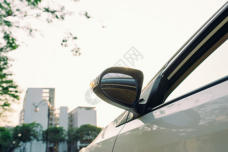 日落时 在沥青路的白色新车停泊处从后面看一眼交通沥青驾驶汽车运输反射速度镜子身体图片
