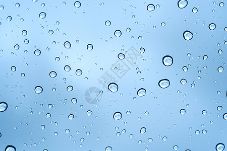 在玻璃镜子背景的多雨水滴墙纸圆圈雨滴挡风玻璃环境窗户预报蓝色宏观气泡图片