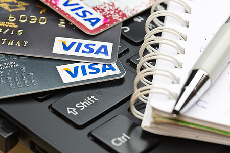 2015年8月1日 信用卡VISA品牌和键盘上的钢笔社论钥匙签证金融卡片现金塑料商业取款机工作室图片