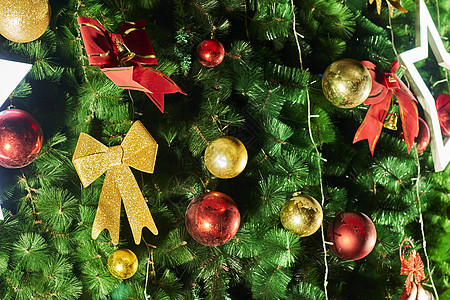 带有装饰品的节日圣诞树背景风格假期庆典季节装饰金子松树植物玩具火花图片