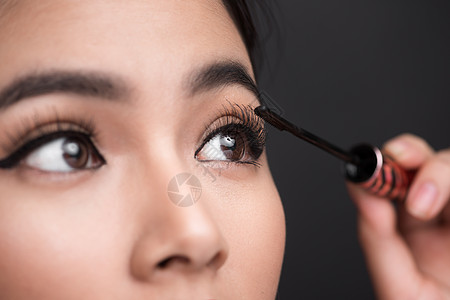 化妆品和化妆品概念 亚洲女性做化妆师的眼睫毛黑面纱眼睛女士蓝色刷子女孩黑色图片