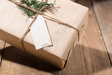 纸箱和木本上的绿色叶子空白盒子礼物细绳棕色标签白色卡片包装惊喜图片