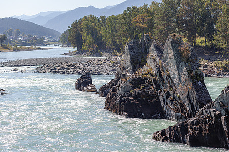 一条迅速流淌的广阔而通畅的山河石头爬坡溪流瀑布海浪森林天气假期风景旅行图片