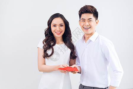 越南夫妇交换红色幸运金信封 Tet节日女士男人庆典传统夫妻微笑假期月球文化展示图片