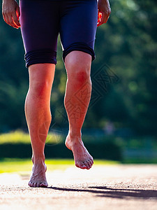 一名受过训练的女子赤脚踏实 沿着跑轨跑来跑去人生女士履带护理肌肉爱好疼痛起始成功轨道图片