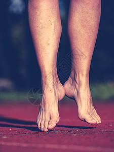 在体育场上训练前拉伸和暖暖身弹跳橡胶动脉状态个人身体赛跑者履带肌肉中年肌腱图片