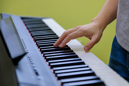 一个女孩的手弹电子钢琴 那个女孩演奏合成器 笑声音乐家学校手指键盘韵律钢琴家作曲家乐器迷笛白色图片