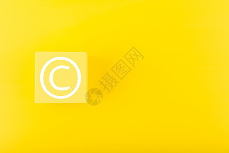 带有复制空间的黄色背景上的最小黄黄版版权保护概念Name Y立法创造者品牌安全商业权利横幅律师人士知识分子图片