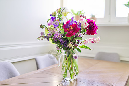 茶壶里桌子上盛着明亮鲜花牡丹房间房子风格玻璃花瓶季节叶子植物群装饰图片