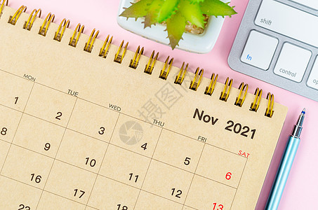 2021年11月 有键盘电脑的案头日历计划网格日程备忘录数字规划师桌子办公室植物商业日常的高清图片素材