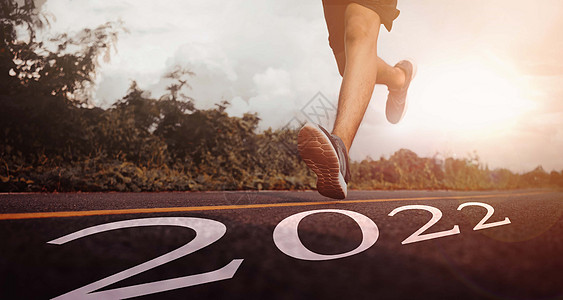 新年伊始运动鞋中跑步者脚的特写镜头和新想法从 2022 年开始 在 2022 年步入目标并采用成功的概念领导创新动机短跑假期行动图片