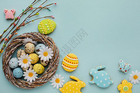 平躺复活节彩蛋篮与洋甘菊花兔子形状背景图片