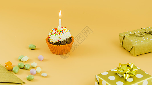 带蜡烛礼物的生日蛋糕图片