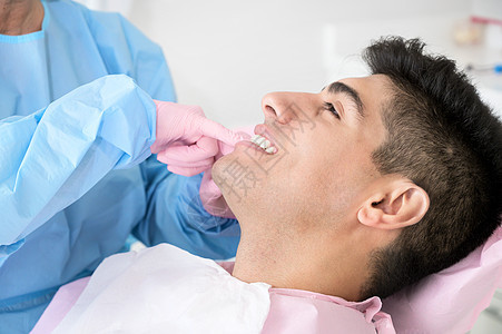 医生在现代牙科诊所治疗病人的牙齿工作口腔科检查男人男性办公室药品女士成人口服图片