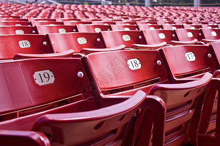红色折叠体育场空座位 配有金属座椅编号牌图片