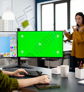 绿色模拟屏幕计算机摄影师工作使用绿色模拟电脑项目摄影办公室小样编辑工作室专家桌面处理自由职业者图片