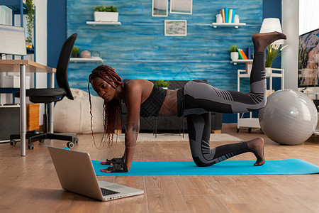 黑女人直脚踢左脚 右脚踩左脚弯曲有氧运动肌肉体操损失力量臀部地面训练视频图片