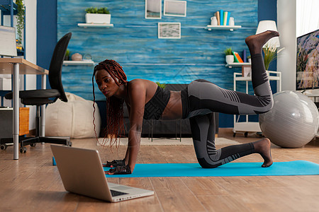 黑女人直脚踢左脚 右脚踩左脚运动成人力量有氧运动虚拟机训练瑜伽肌肉微笑弯曲图片