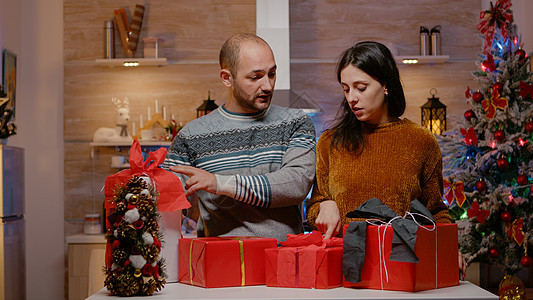 在圣诞节前夕给家人送礼物的人 带礼物回家整理图片