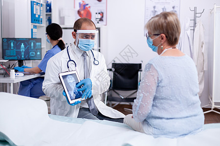 使用平板电脑的医生放射科考试射线医院诊断药品措施暴发男人从业者图片