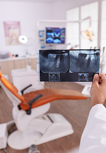 矫形放射学家 手持医疗牙齿射线仪 对牙科外科手术进行分析图片