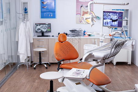 配有现代椅子和特殊延丁锡设备的内部牙科牙医办公室内部图片