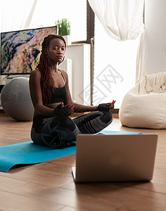 坐在瑜伽垫子上的黑人女人 平静地练习闲暇冥想运动员讲师沉思窗户姿势视频地面互联网图片
