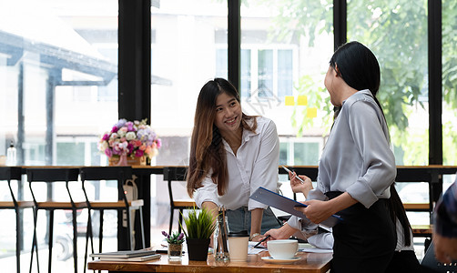 一群穿着休闲西装的亚洲商务人士正在现代办公室或咖啡店与财务人员合作进行营销 商业营销理念图片