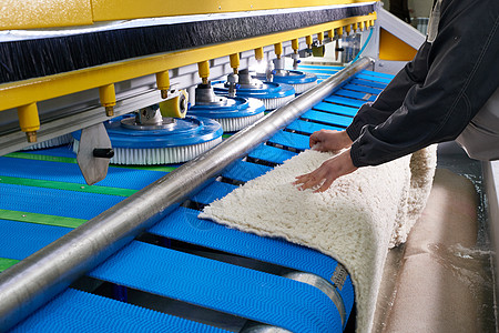 在干洗地毯清洗自动机上工作的洗衣工人喷嘴洗衣店化学品机器服装男性纺织品工业清洁工服务图片