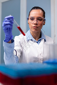 分析工作在生物化学实验的血液试管的专家化学家样本管子技术卫生疾病生物学研究女士科学科学家图片