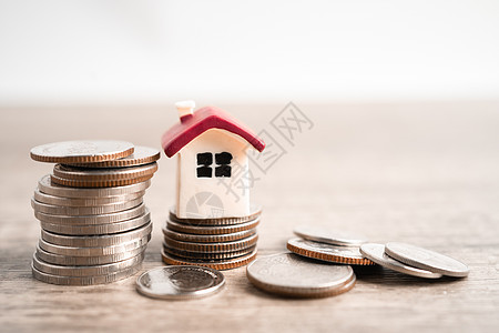 房子在堆纸硬币上 抵押房贷款融资概念资产风险财产销售住房抵押现金商业价格保险图片