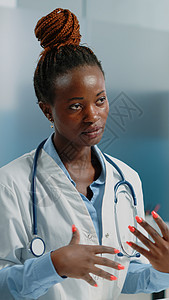 非洲美籍医生与天主教病人交谈有关疾病的问题 Name诊所外科治疗药品处方成人诊断医师卫生女士图片
