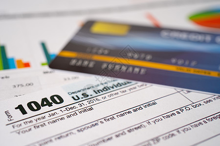 退税表1040和信用卡 在图表上 美国个人收入图片