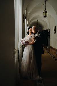 在内斯维日市古城堡内 优美的结婚情侣花艺房间夫妻羽毛新娘建筑面纱婚纱楼梯裙子图片