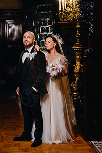 在内斯维日市古城堡内 优美的结婚情侣房间花朵女士男人建筑艺术面纱已婚女性婚纱图片