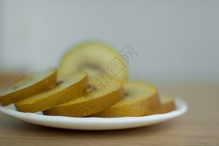 在厨房的白板上 有黄纸浆的金基维切片 异味水果 健康饮食概念猕猴桃金子黄色营养热带健康食物早餐维生素盘子图片