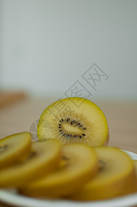 在厨房的白板上 有黄纸浆的金基维切片 异味水果 健康饮食概念猕猴桃健康盘子营养早餐金子黄色维生素热带工作室图片