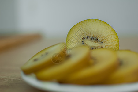 在厨房的白板上 有黄纸浆的金基维切片 异味水果 健康饮食概念盘子早餐维生素营养猕猴桃食物健康金子黄色热带图片