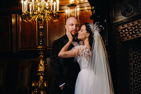 在内斯维日市古城堡内 优美的结婚情侣楼梯男性戏服女性男人城堡裙子已婚新娘奢华图片
