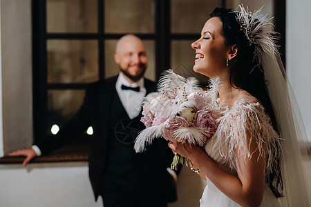 在内斯维日市古城堡内 优美的结婚情侣羽毛裙子楼梯女性面纱创造者女士新娘夫妻花艺图片