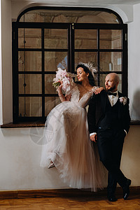 在内斯维日市古城堡内 优美的结婚情侣奢华夫妻艺术楼梯建筑已婚花朵女性创造者新娘图片