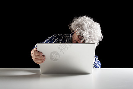 老人不知道如何使用电脑的年长男子互联网技术工作笔记本数据商务人士商业困惑硬件图片
